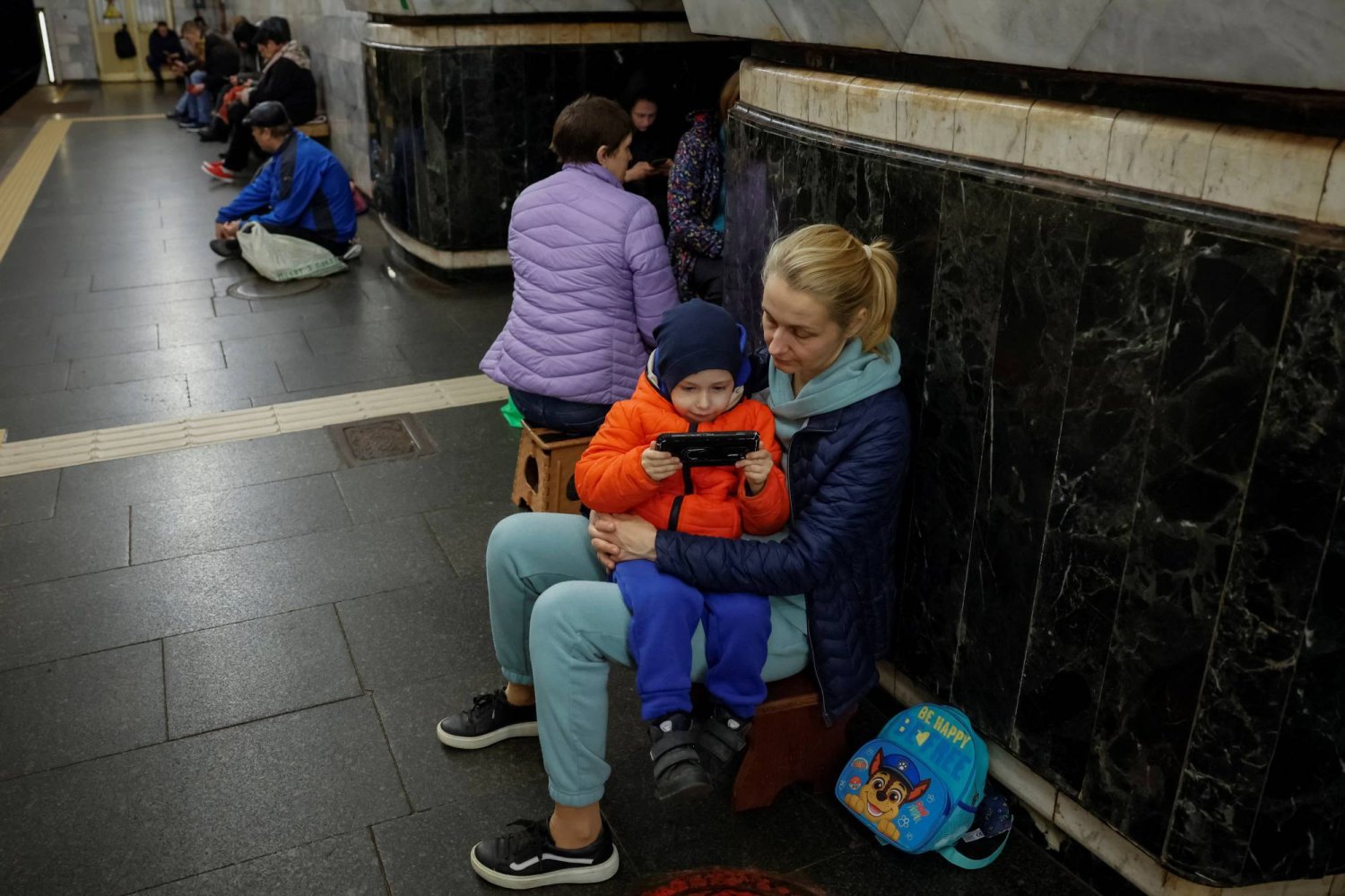 مدنيون يحتمون في محطة لقطارات الأنفاق في كييف خلال هجوم صاروخي روسي (رويترز)