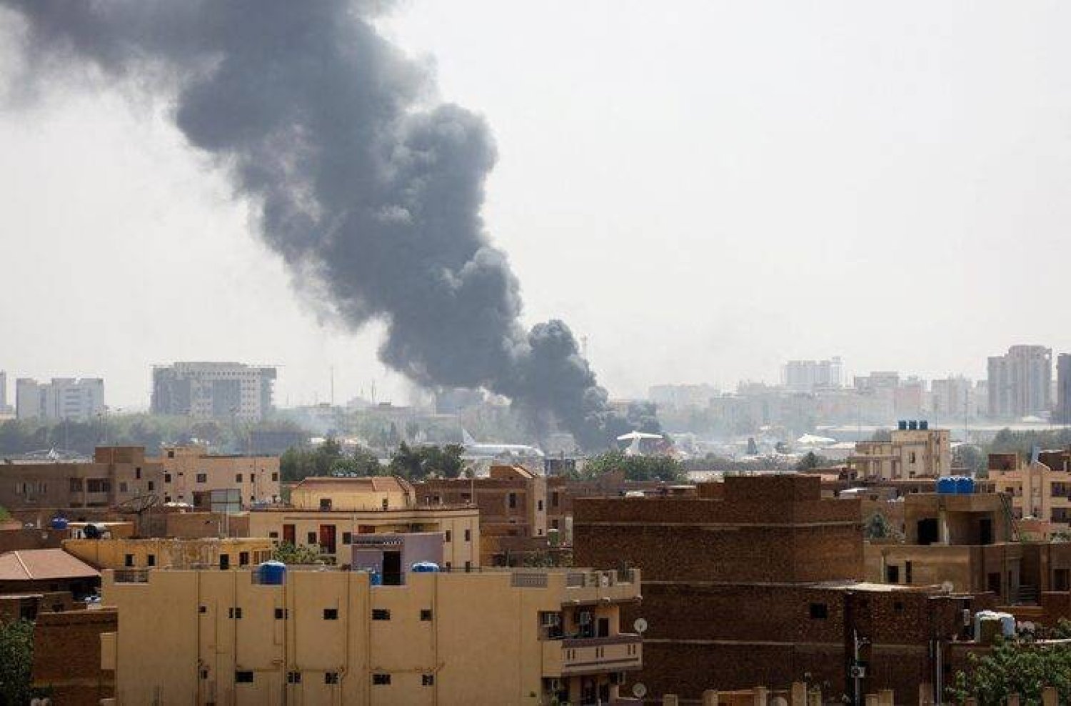 دخان قصف يتصاعد من مطار الخرطوم في وقت سابق (أرشيفية - رويترز)