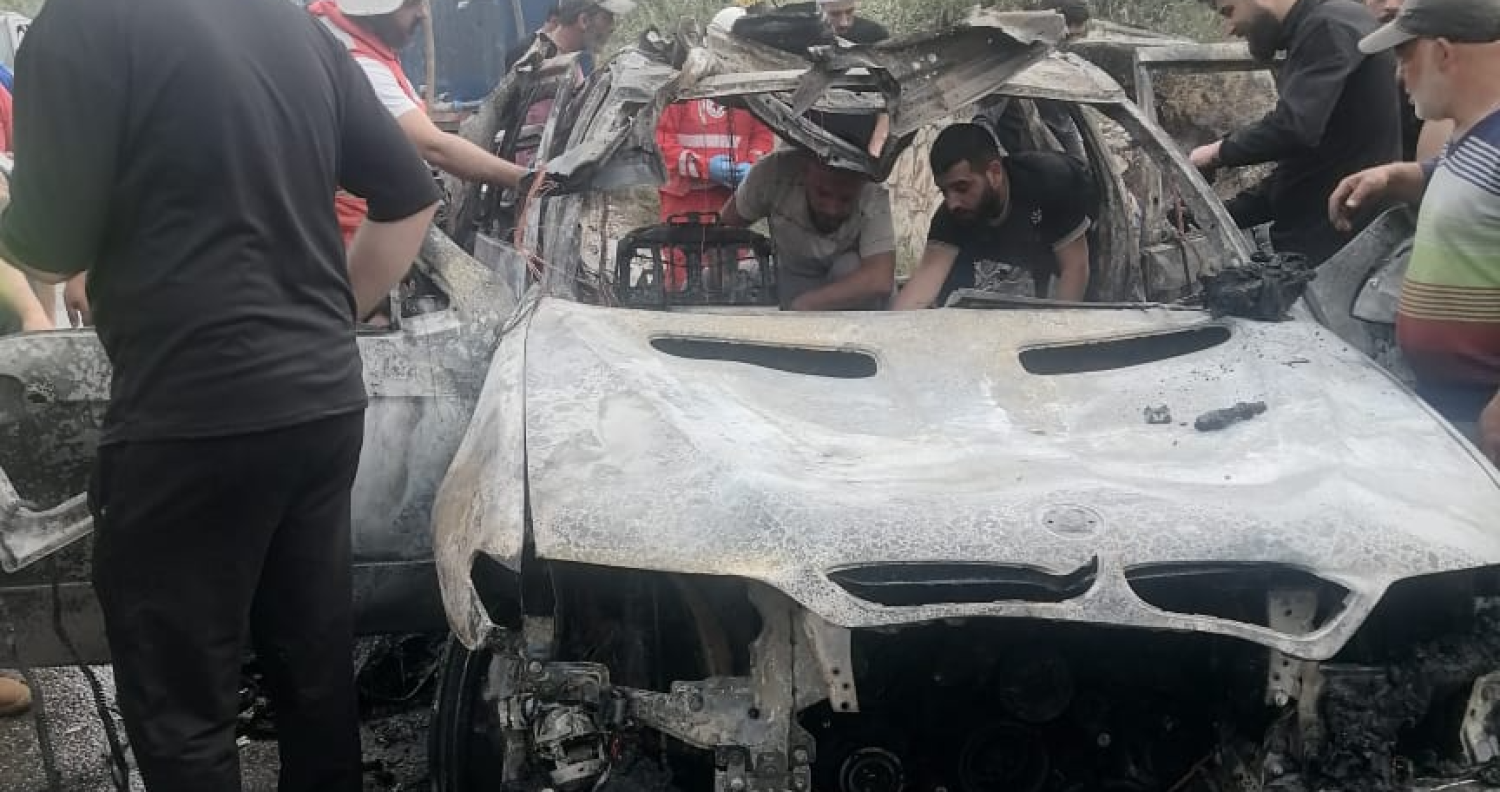 السيارة التي استهدفت بمنطقة ميدون في البقاع الغربي مساء الخميس وأدت إلى مقتل القياديين في «الجماعة الإسلامية» مصعب وبلال خلف (الوكالة الوطنية للإعلام)