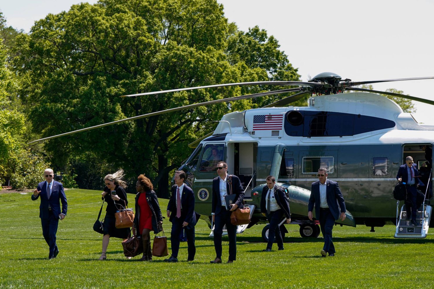 الرئيس الأميركي جو بايدن يعود إلى البيت الأبيض مع الموظفين بعد نزوله من «مارين وان» (رويترز)