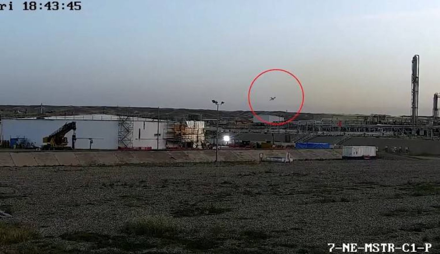 لقطة شاشة من كاميرا مراقبة وزعتها وسائل إعلام كردية تظهر اقتراب المسيّرة المفخخة من حقل «كورمور» الغازي شمال العراق.