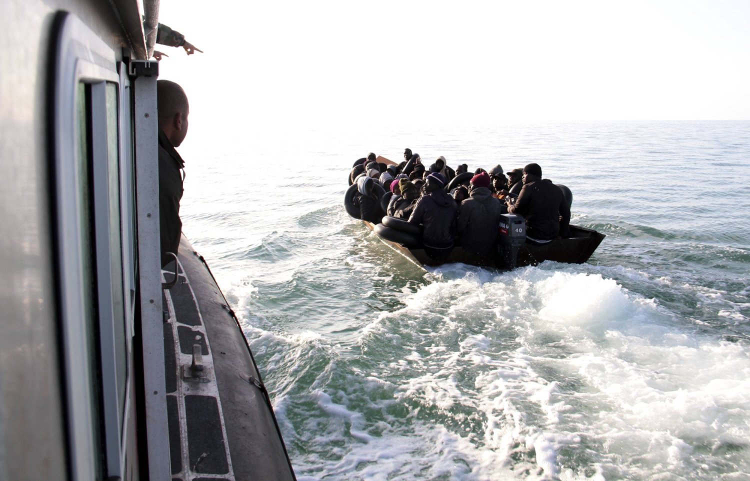نحو 20 ألف مهاجر يتحينون في ظروف مزرية فرصة الهروب للقارة العجوز بواسطة قوارب الموت (أ.ب)