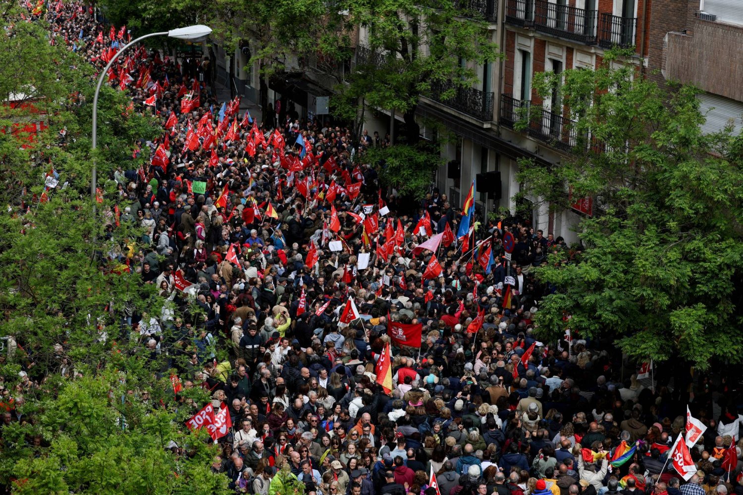 أنصار الحزب الاشتراكي الإسباني في تجمع للتعبير عن دعمهم لسانشيز بمدريد في 27 أبريل (رويترز)