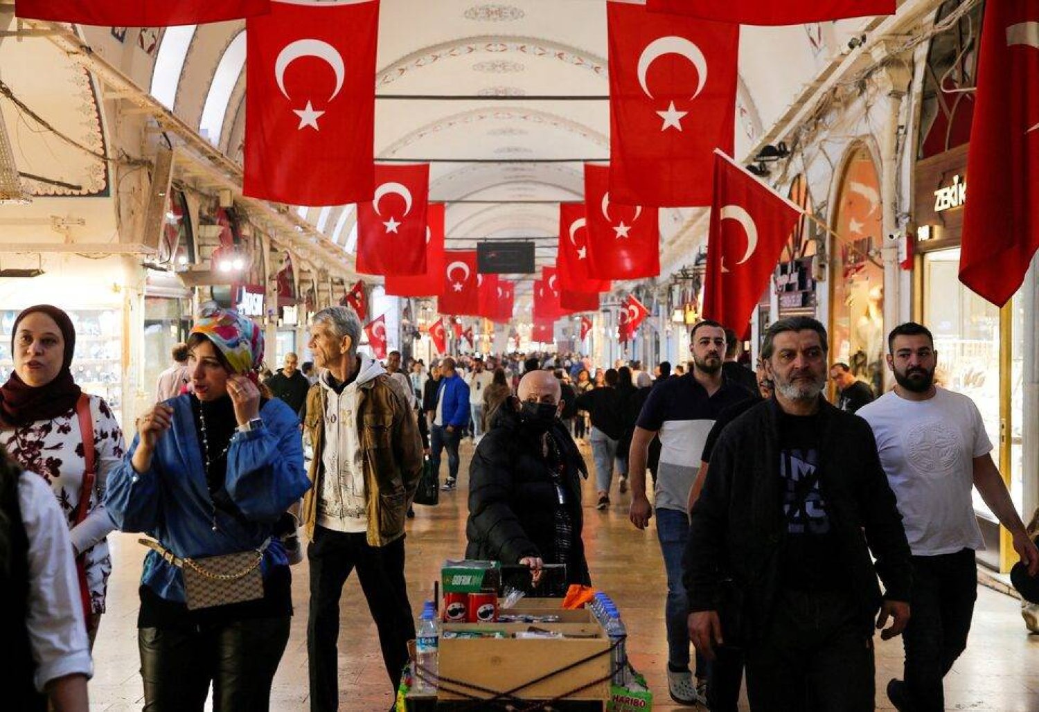 الناس يتسوقون في البازار الكبير بإسطنبول (رويترز)