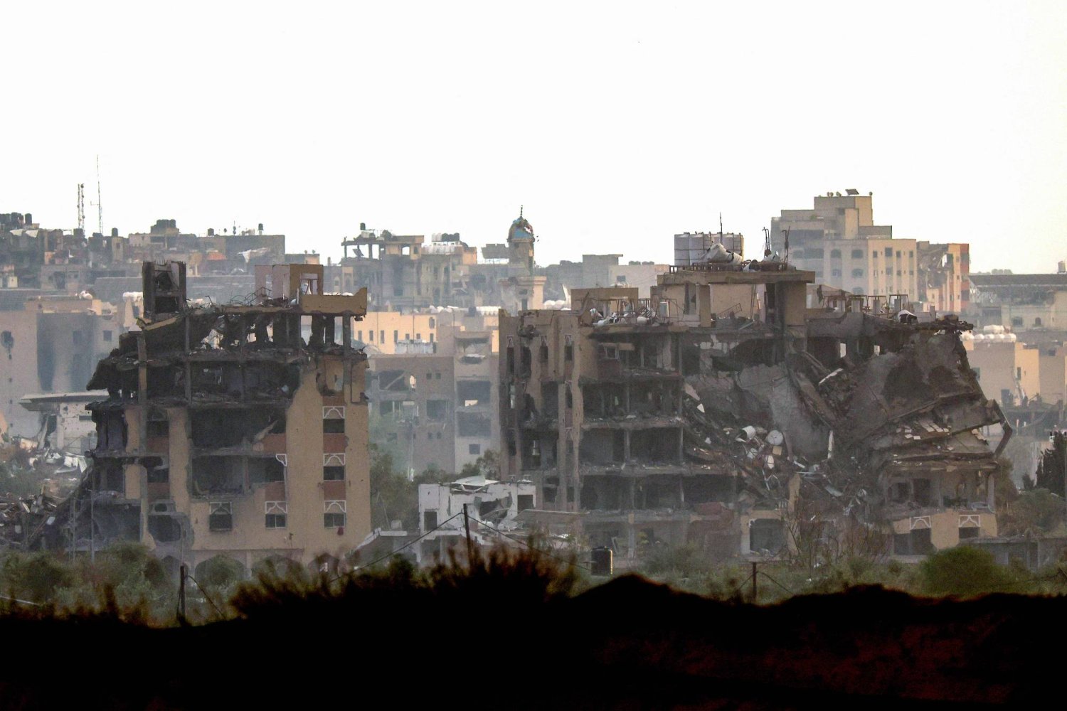 مبانٍ مدمرة في شمال غزة بعد قصف إسرائيلي في وقت سابق (أ.ف.ب)