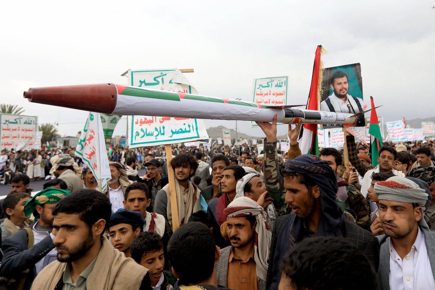 موالون للجماعة لحوثية يرفعون مجسم صاروخ خلال حشد في صنعاء (أ.ف.ب)