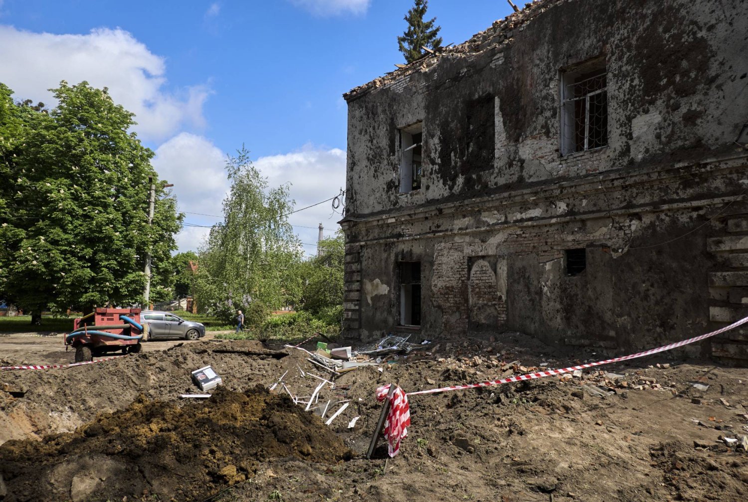 مستشفى في شمال شرق أوكرانيا بخاركيف دُمر جراء الضربات الروسية كما أعلنت كييف (رويترز)
