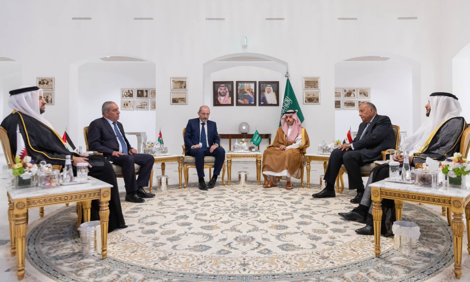 وزراء خارجية المجموعة العربية السداسية خلال اجتماعٍ تشاوري في العاصمة السعودية الرياض (واس)