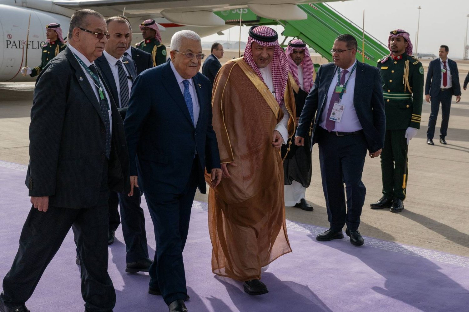 الرئيس الفلسطيني لدى وصوله إلى الرياض وفي مقدمة مستقبليه نائب وزير الخارجية السعودي (واس)