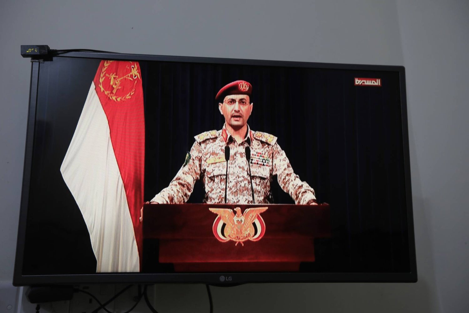 المتحدث العسكري باسم الحوثيين يحيى سريع يلقي بياناً مصوراً عن هجمات جماعته (إ.ب.أ)