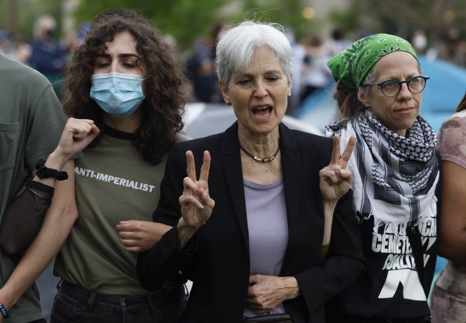 المرشحة الرئاسية، جيل ستاين (وسط) تربط ذراعيها مع آخرين خلال محاصرة المتظاهرين المؤيدين للفلسطينيين من قبل الشرطة الأميركية في جامعة واشنطن (أ.ب)