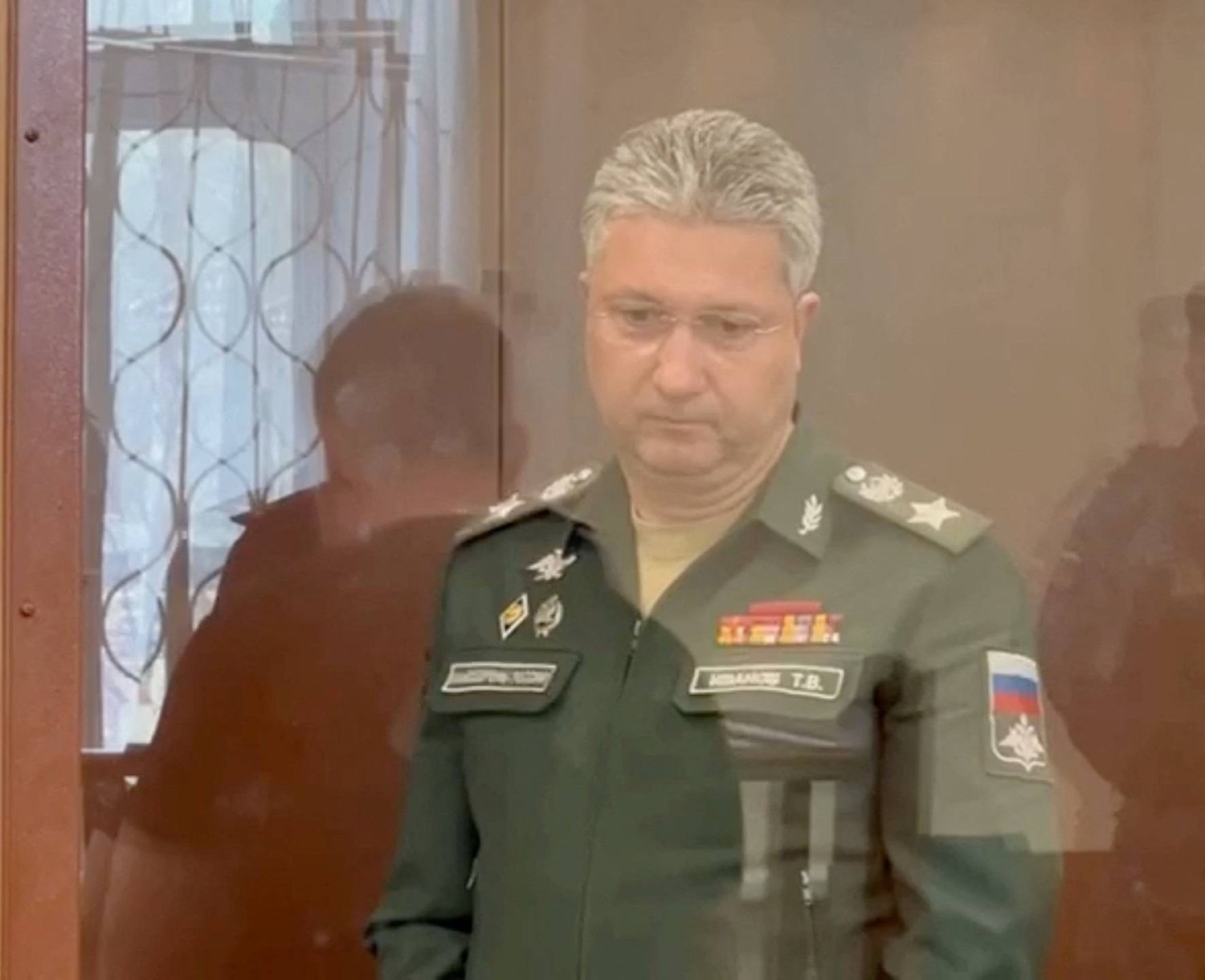 تيمور إيفانوف نائب وزير الدفاع الروسي خلال جلسة استماع في المحكمة بموسكو (رويترز)