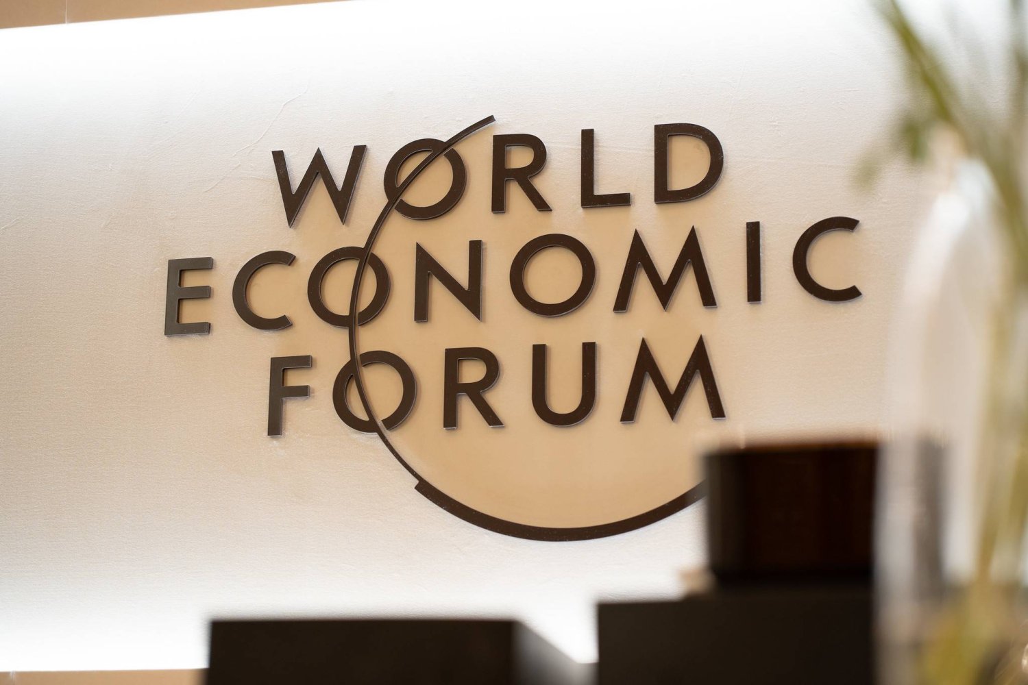 قال الجدعان خلال اجتماعات المنتدى الاقتصادي في الرياض إن المخاطر الجيوسياسية أولوية بالنسبة للاقتصاد العالمي (موقع المنتدى)