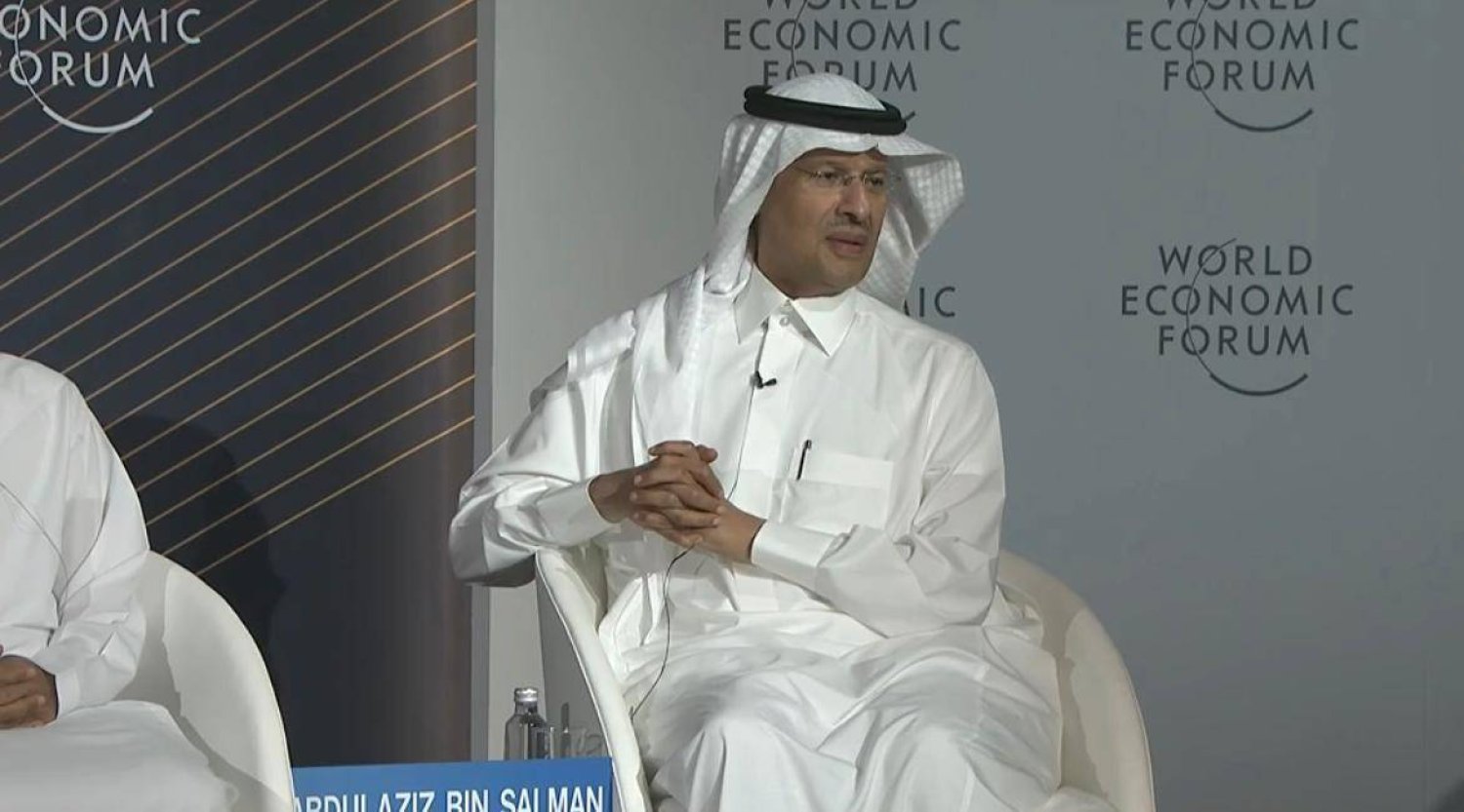 الأمير عبد العزيز بن سلمان بن عبد العزيز متحدثاً للحضور خلال الجلسة الحوارية في المنتدى الاقتصادي العالمي (الشرق الأوسط)