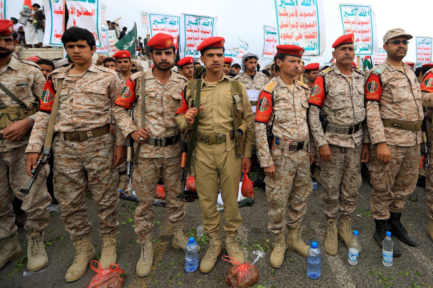 عناصر حوثيون يرتدون زياً عسكرياً خلال تظاهرة في صنعاء دعا إليها زعيمهم (إ.ب.أ)