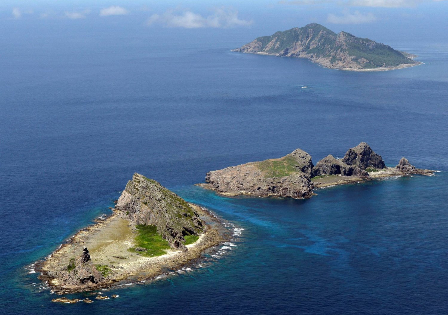 مجموعة من الجزر المتنازع عليها في بحر الصين الشرقي (رويترز)