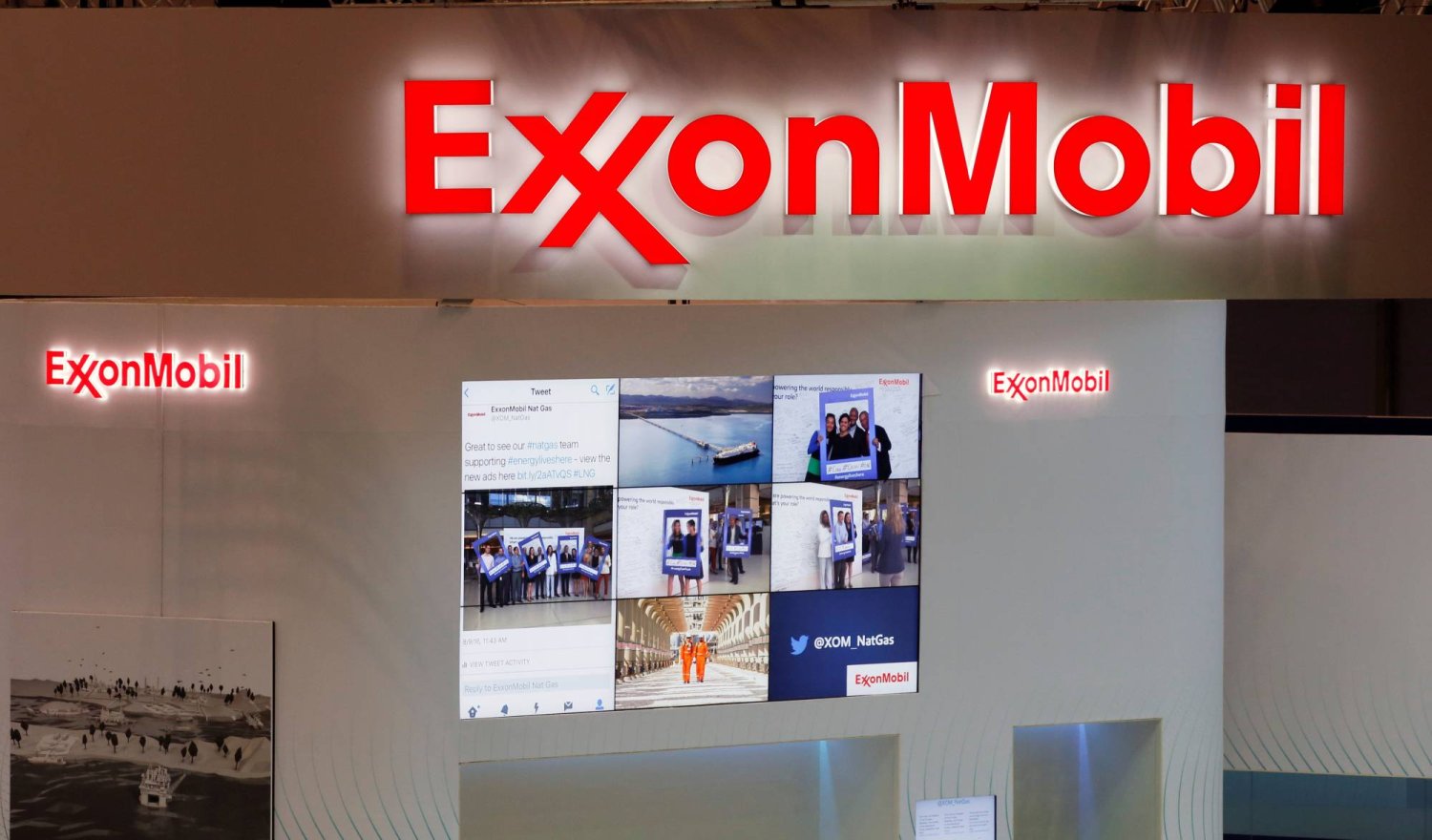 شعارات «إكسون موبيل» تظهر في جناحها في معرض «غازتك» أكبر معرض في العالم لصناعة الغاز في شيبا اليابان (رويترز)