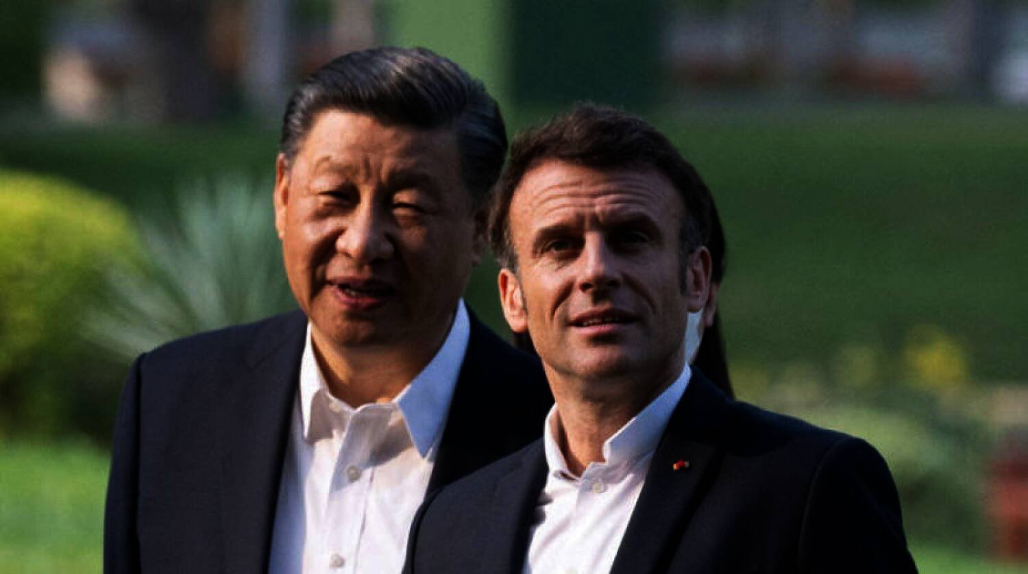 الرئيس الفرنسي إيمانويل ماكرون والرئيس الصيني شي جينبينغ في بكين العام الماضي (رويترز)