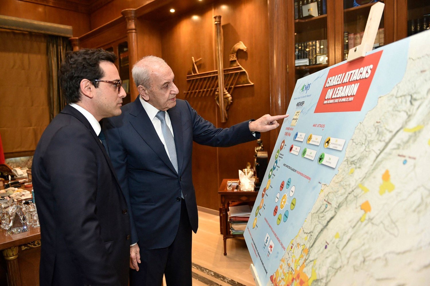 بري يعرض لوزير الخارجية الفرنسي خريطة تتضمن نقاط الاستهدافات الإسرائيلية على الأراضي اللبنانية (أ.ف.ب)