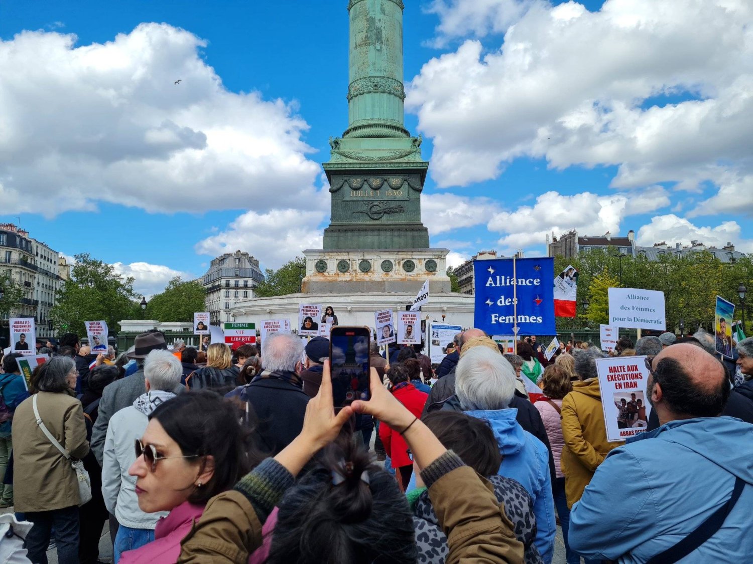 صورة نشرها ناشطون من وقفة تضامنية مع توماج صالحي في ساحة الباستيل بباريس اليوم