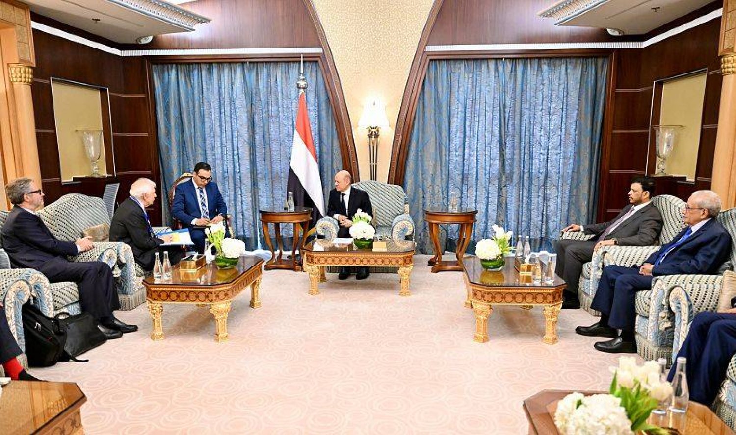 رئيس مجلس القيادة الرئاسي اليمني رشاد العليمي استقبل في الرياض نائب رئيس المفوضية الأوروبية (سبأ)