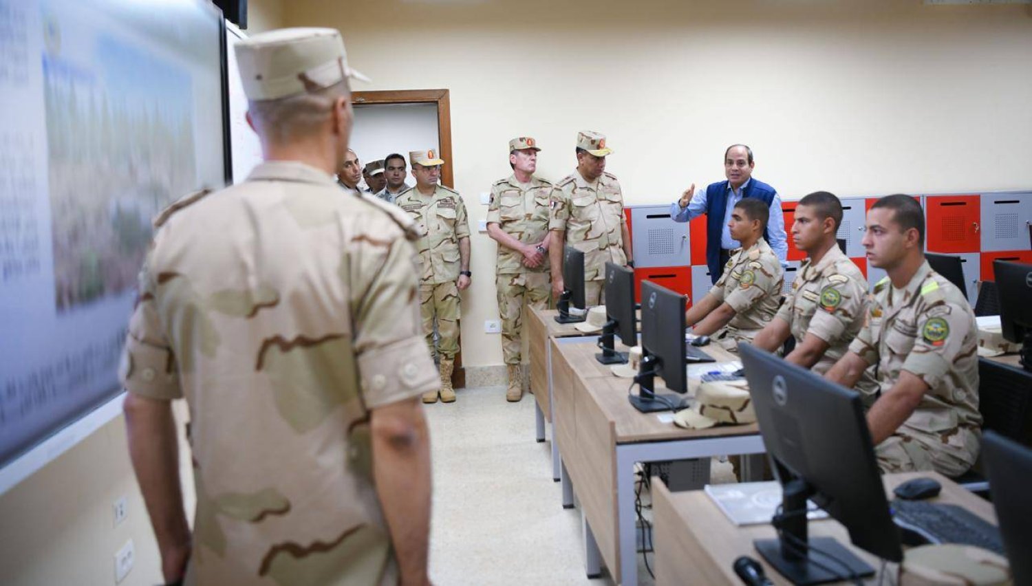 الرئيس المصري خلال تفقده الأكاديمية العسكرية (الرئاسة المصرية)