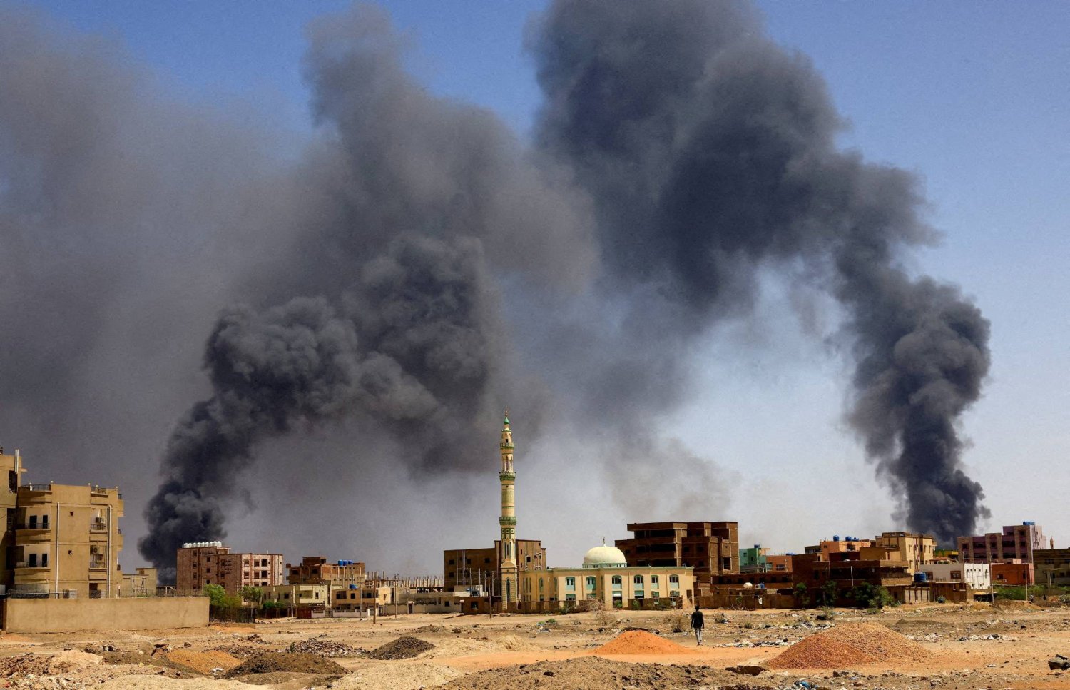 تصاعد الدخان جراء الاشتباكات بين الجيش السوداني وقوات «الدعم السريع» في الخرطوم (أرشيفية - رويترز)