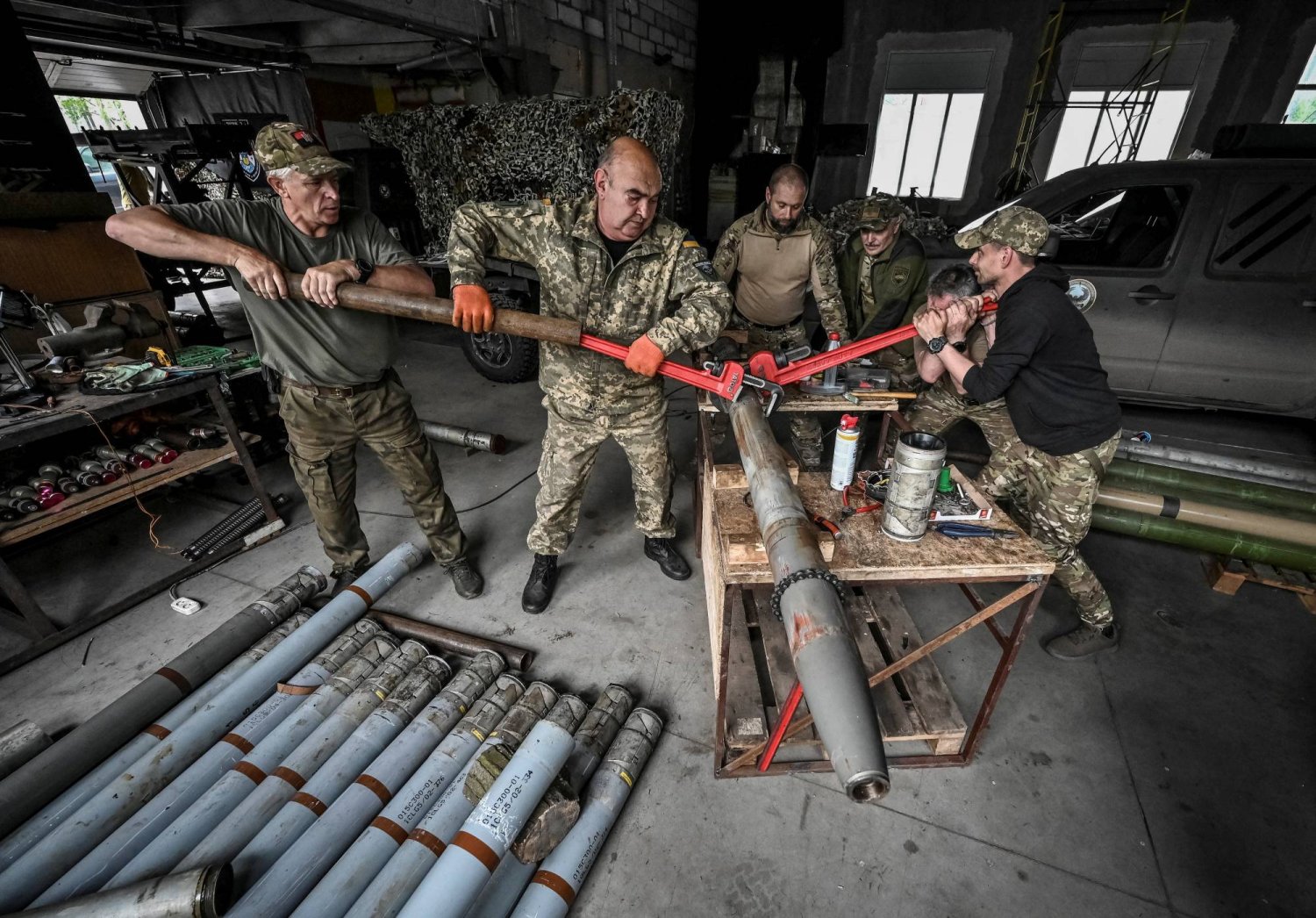 جنود أوكرانيون يعدّون أسلحة في زابوريجيا في 26 أبريل (رويترز)