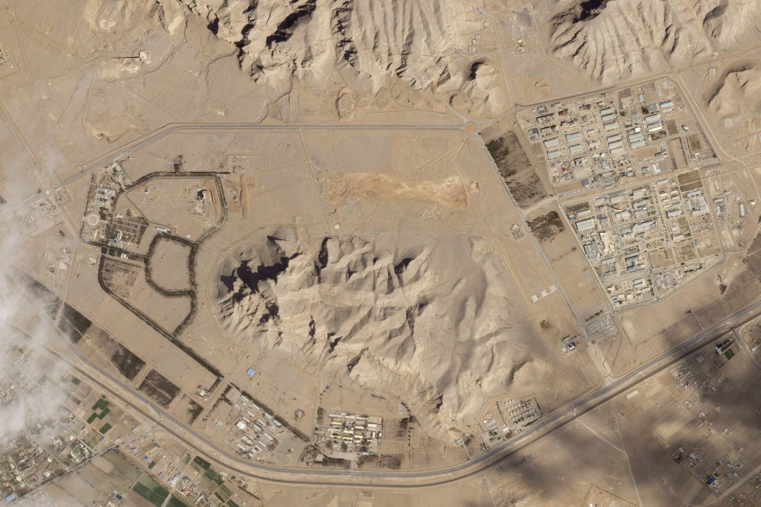صورة الأقمار الاصطناعية «بلانت لبس» من منشأة نطنز لتخصيب اليورانيوم على مسافة 120 كيلومتراً شمال أصفهان 4 الشهر الحالي (أ.ب)