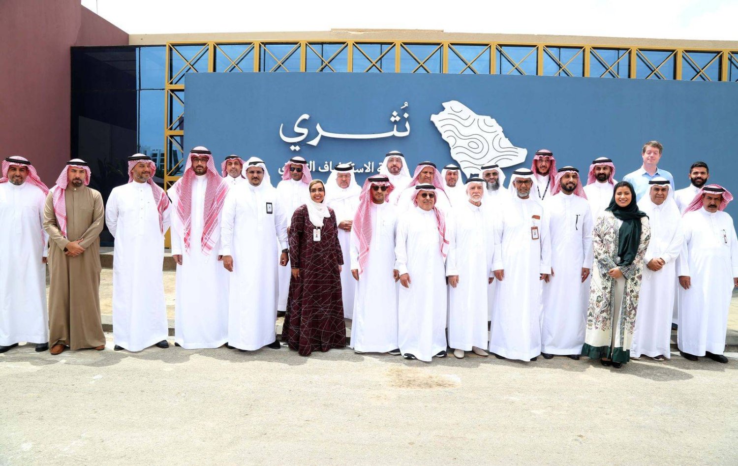صورة جماعية جمعت وكيل وزارة الصناعة ورئيس الهيئة وعدداً من الشخصيات (تصوير: غازي مهدي)