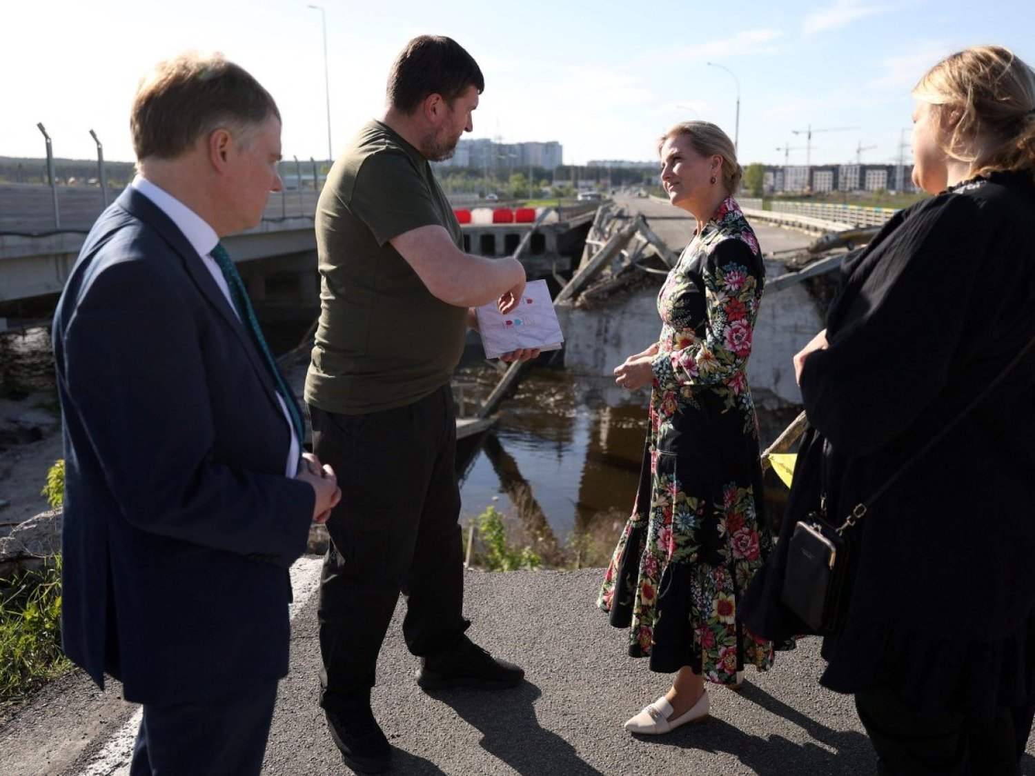 صوفي دوقة إدنبره تلتقي بسفير المملكة المتحدة في أوكرانيا مارتن هاريس  خلال زيارة كييف (رويترز)