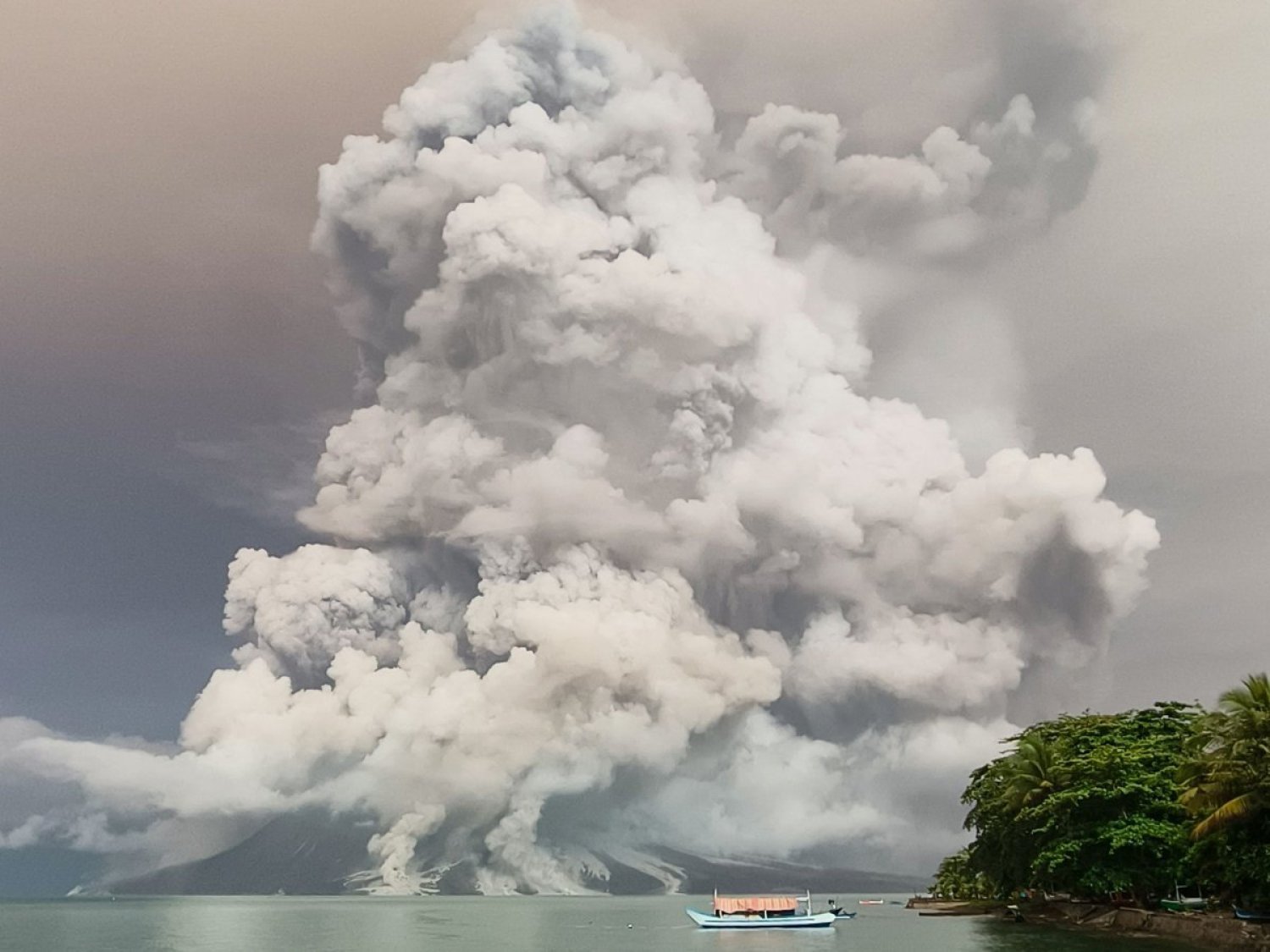 ثوران بركان جبل روانغ يظهر من جزيرة تاغولاندانغ في سيتارو شمال سولاويزي (أ.ف.ب)