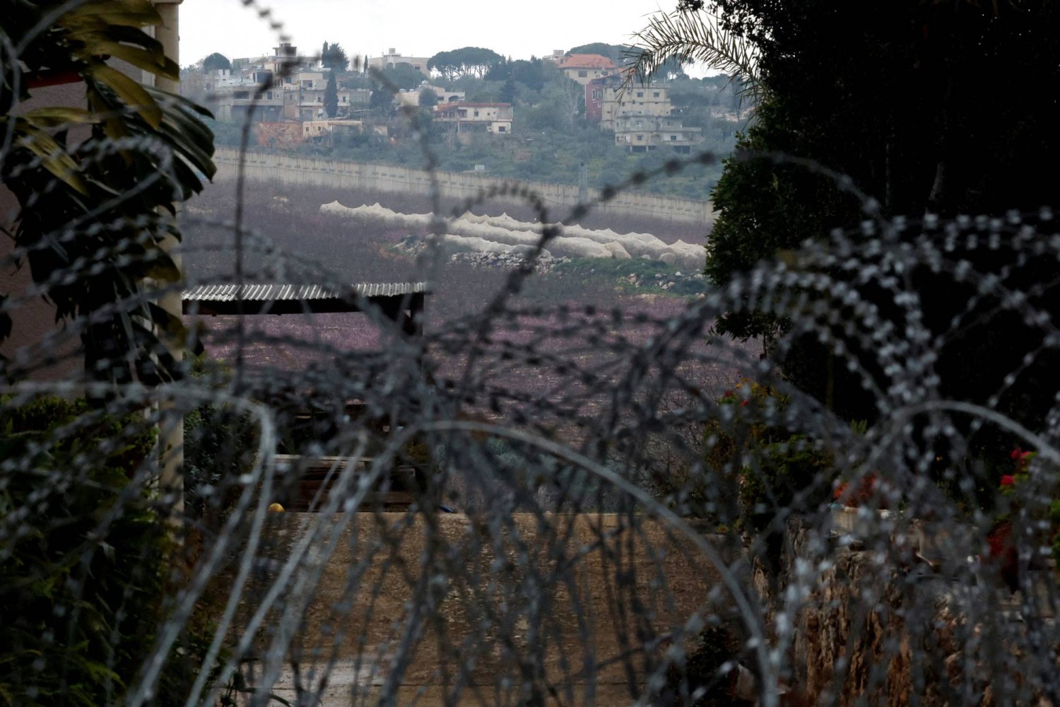 سلك شائك يقع بالقرب من منزل مهجور وسط الأعمال العدائية المستمرة عبر الحدود بين «حزب الله» والقوات الإسرائيلية (رويترز)