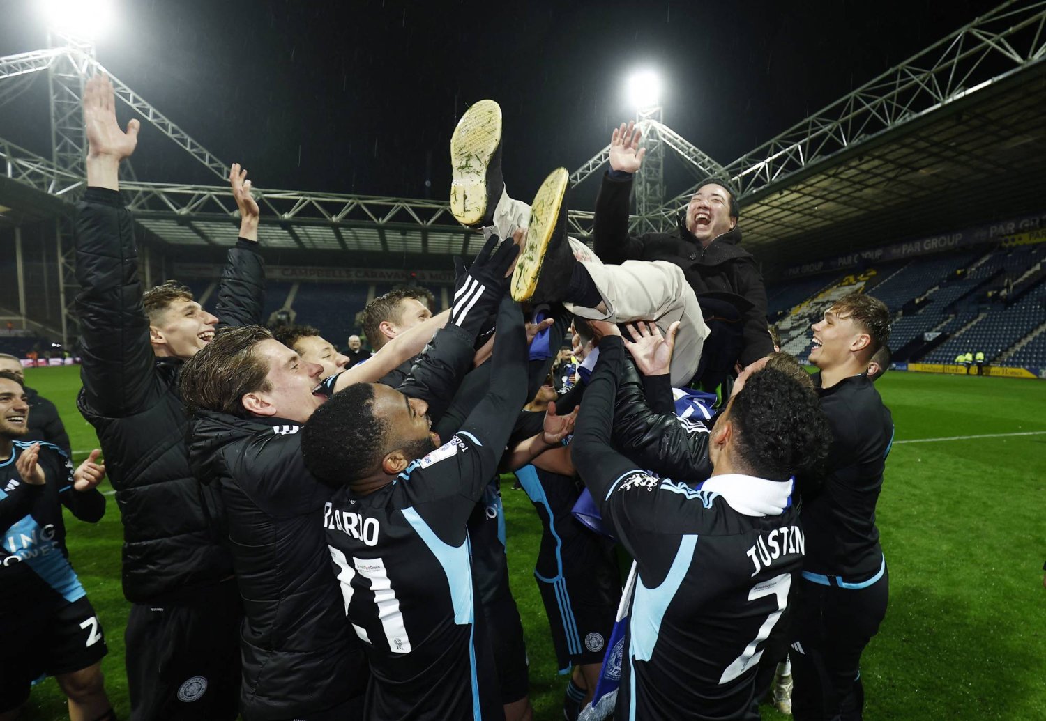 لاعبو ليستر سيتي يحتفلون بلقب دوري الدرجة الثانية الإنجليزي (رويترز)