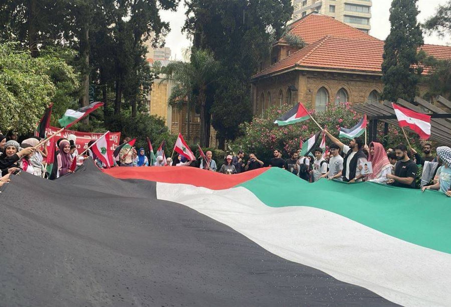 طلاب الجامعة الأميركية في بيروت يرفعون الأعلام الفلسطينية (إكس) 