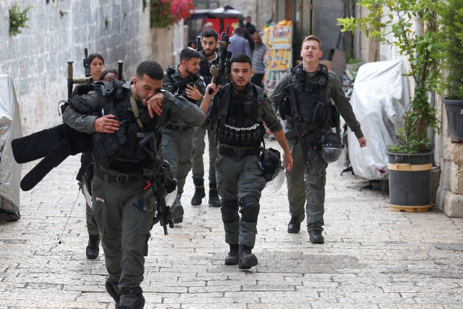 عناصر من الشرطة الإسرائيلية بمكان حادث الطعن في القدس (رويترز)