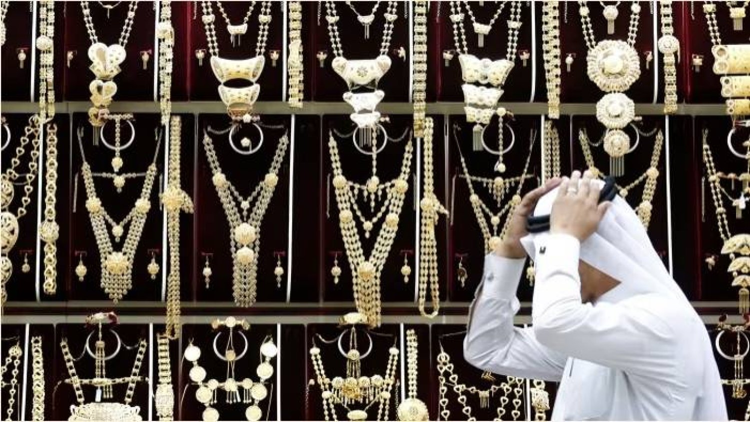 سعودي يمر أمام محل مجوهرات وذهب في المملكة العربية السعودية (رويترز)