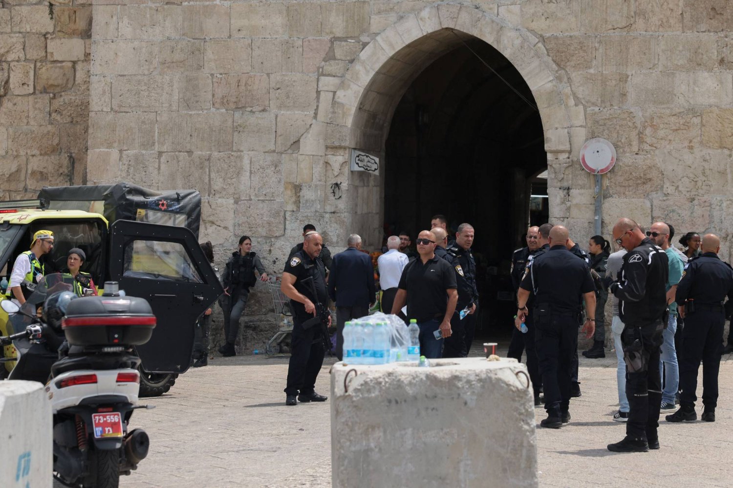 قوات أمن إسرائيلية في أحد مداخل مدينة القدس القديمة بعد هجوم طعن تم الإبلاغ عنه في 30 أبريل 2024 (أ.ف.ب)