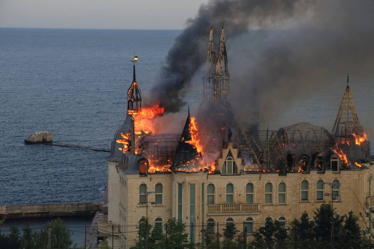 القلعة الأوكرانية في أوديسا تتعرض لضربة صاروخية روسية (رويترز)