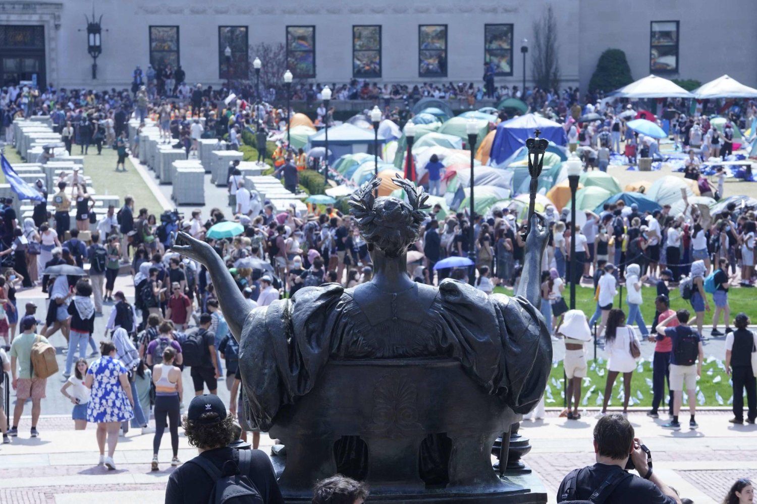 طلاب من جامعة كولومبيا يتظاهرون في الحديقة الغربية للجامعة (أ.ف.ب)