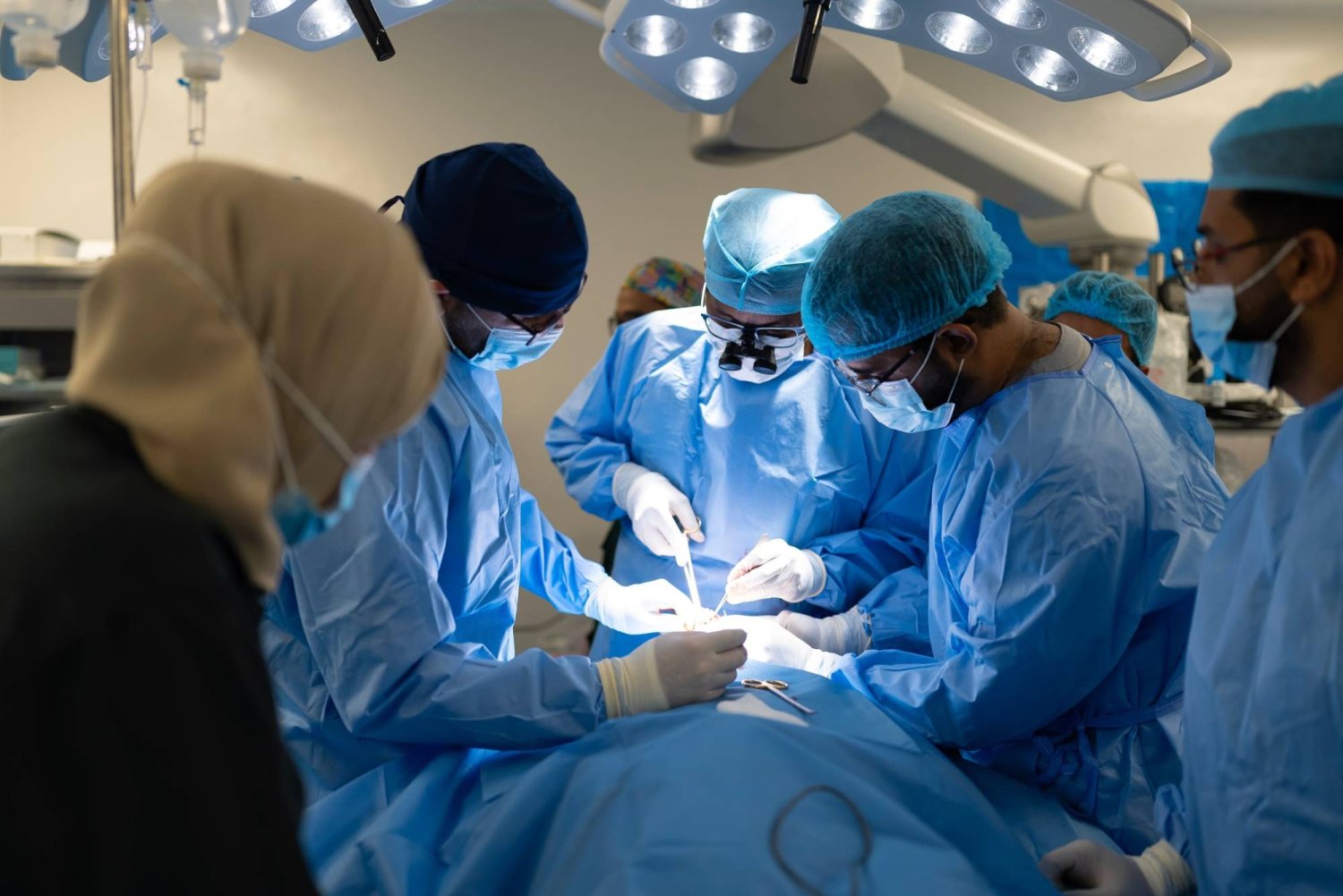 الفريق الطبي السعودي خلال إجراء عملية جراحية بمستشفى الأمير محمد بن سلمان في عدن (واس)