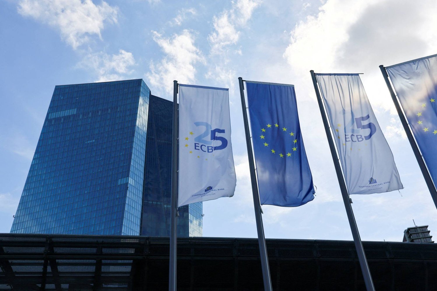 مبنى «المركزي» الأوروبي في يوم المؤتمر الصحافي الشهري الذي أعقب اجتماع السياسة النقدية للمصرف في فرنكفورت بألمانيا في سبتمبر (رويترز)