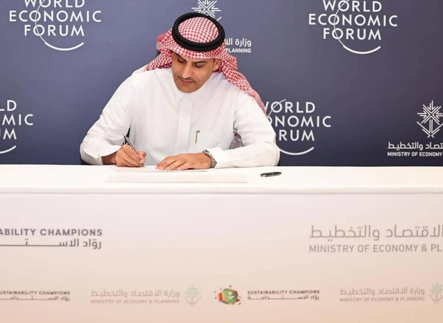 خلال توقيع الشركة السعودية للكهرباء تعهداً والتزاماً بالمشاركة في «مبادرة رواد الاستدامة» (واس)