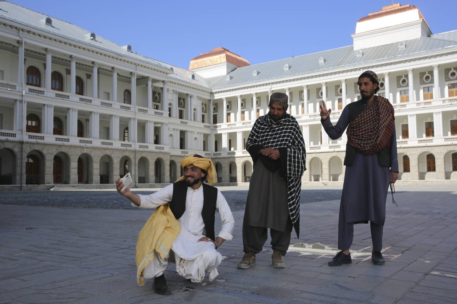 أفغان يلتقطون صوراً ذاتية في قصر دار الأمان الذي تم تجديده في كابل الأربعاء 24 أبريل 2024 (أ.ب)