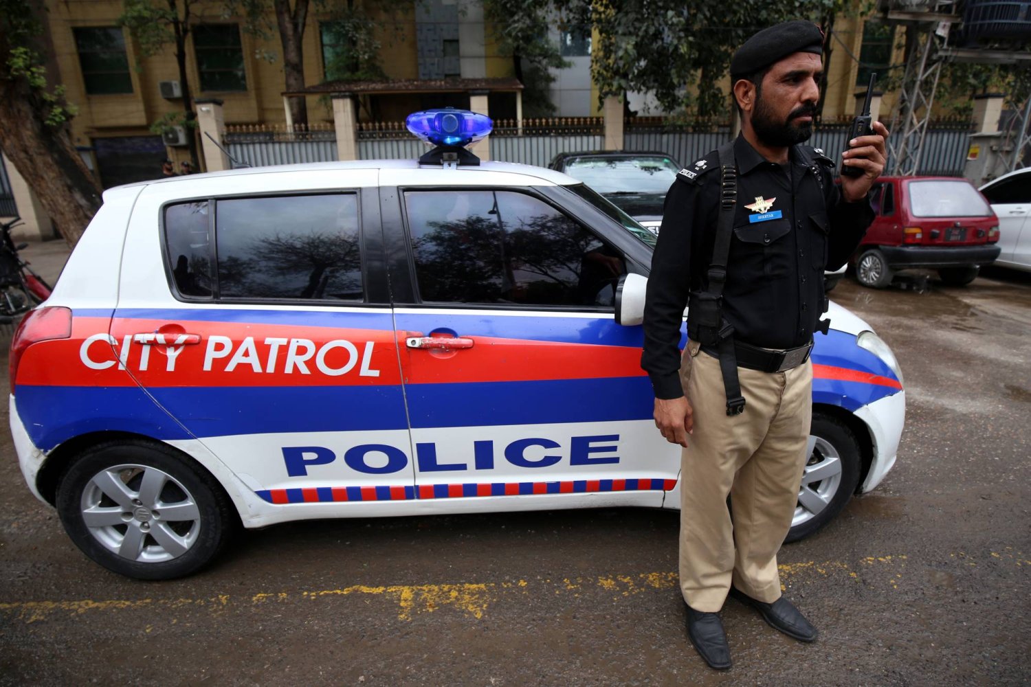 ضابط باكستاني عند نقطة تفتيش عقب هجوم على مواطنين صينيين في بيشام في بيشاور عاصمة مقاطعة خيبر بخوا - باكستان يوم 27 مارس 2024 (إ.ب.أ)