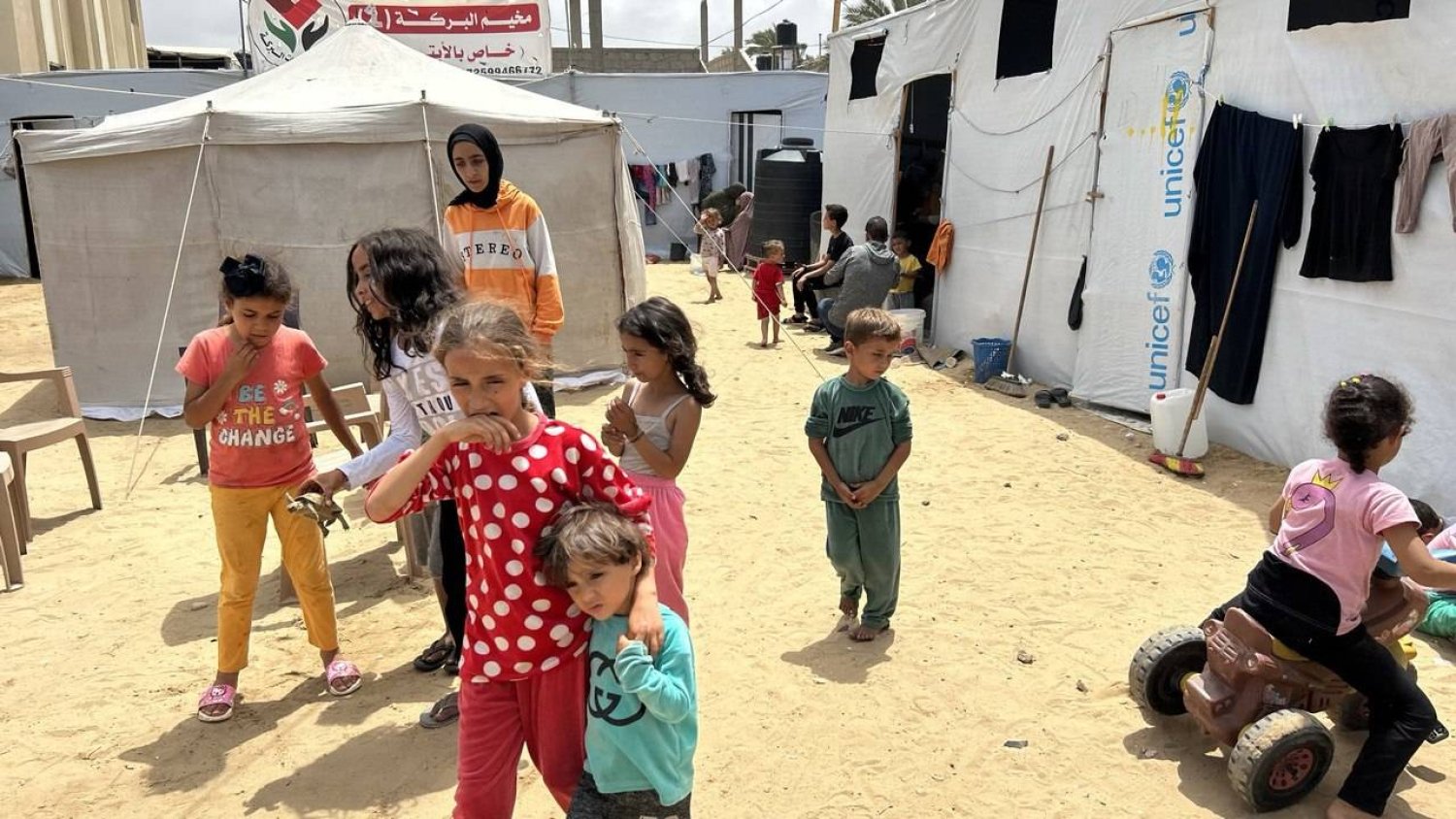 المخيم يوفر الإيواء بشكل أساسي إضافة إلى وجبات الطعام والمياه الصالحة للشرب (وكالة أنباء العالم العربي)