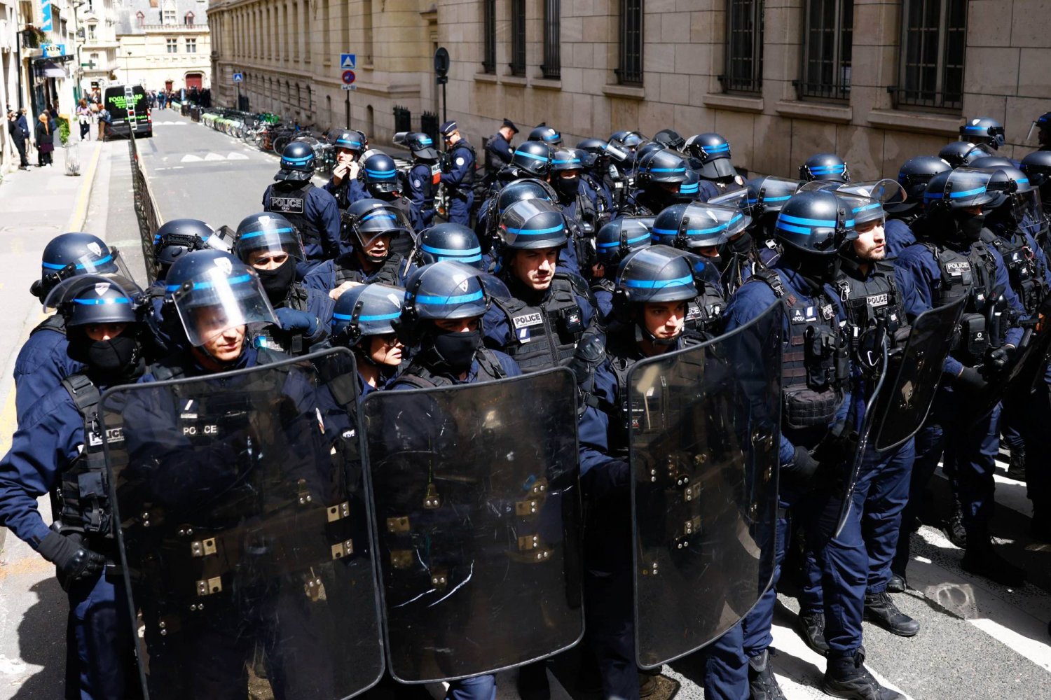 رجال مكافحة الشغب في فرنسا يتهيأون لاقتحام حرم جامعة السوربون لفض اعتصام طالبي الاثنين الماضي (إ.ب.أ)