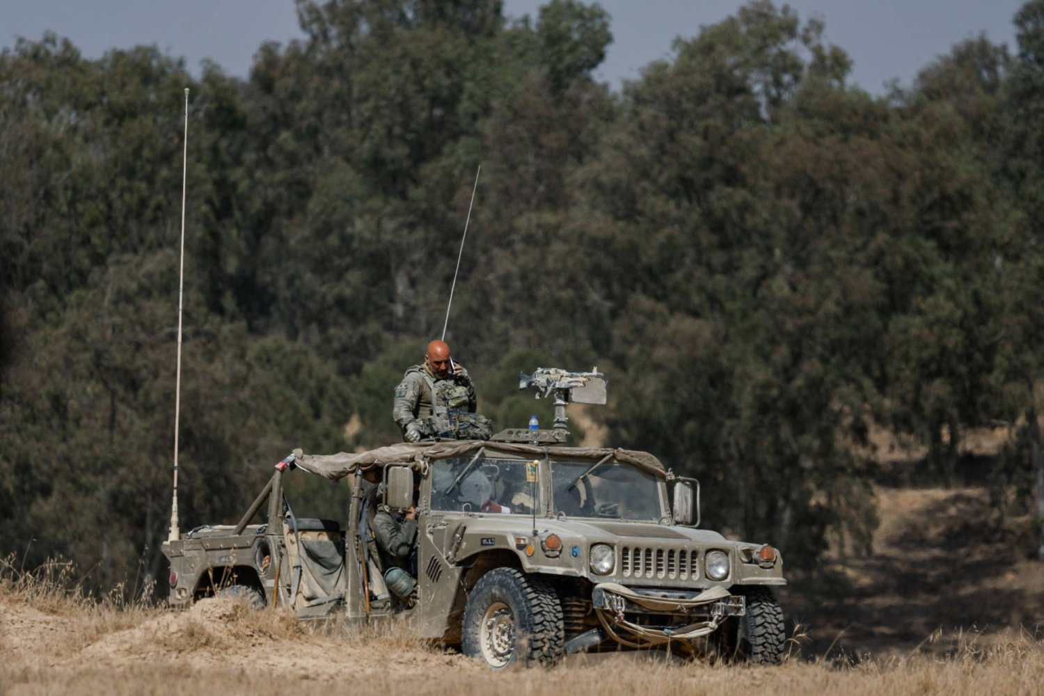 جنود إسرائيليون في مركبة بالقرب من حدود إسرائيل مع قطاع غزة... إسرائيل في 30 أبريل 2024 (رويترز)