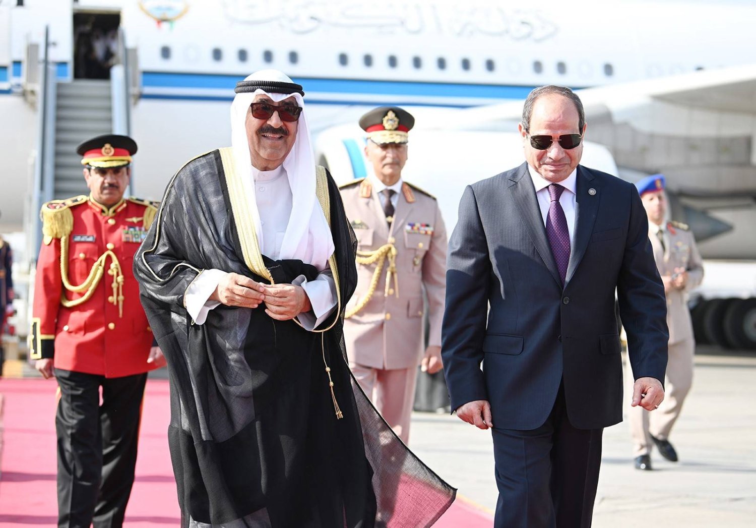 أمير الكويت الشيخ مشعل الأحمد الصباح لدى وصوله إلى القاهرة حيث كان في استقباله الرئيس المصري عبد الفتاح السيسي (كونا)
