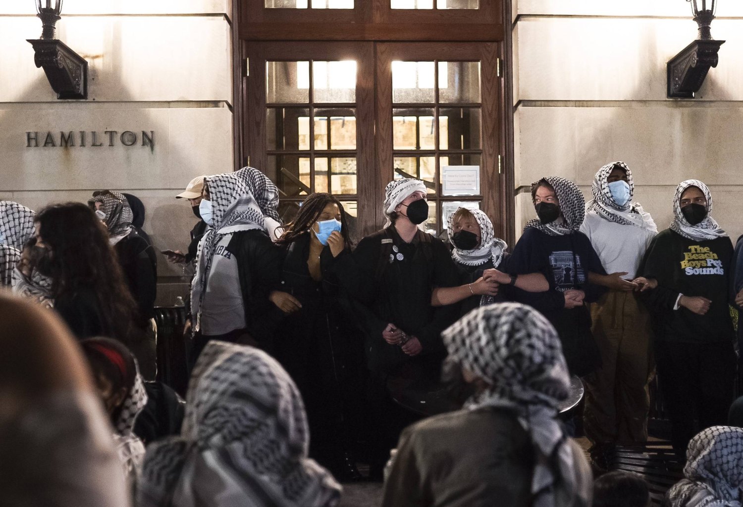 متظاهرون مؤيدون للفلسطينيين يتجمعون أمام «قاعة هاميلتون» في جامعة كولومبيا في نيويورك، الولايات المتحدة الأميركية، 30 أبريل 2024 (إ.ب.أ)